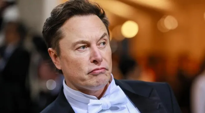Fortuna de Elon Musk cae 65 millones de dólares al no comprar Twitter
