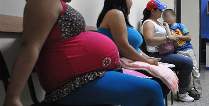 El drama de las embarazadas pobres en Venezuela: «Si pagas los exámenes, no comes»