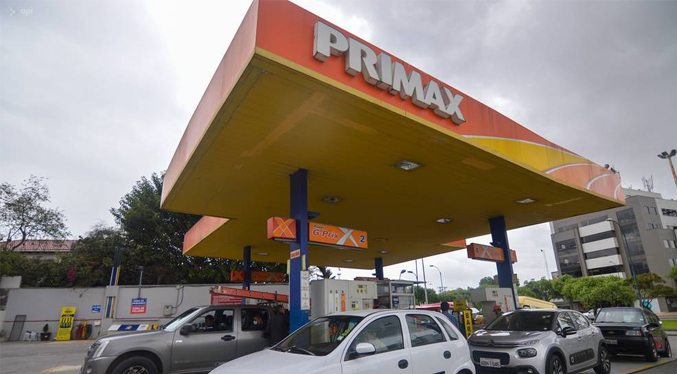 Ecuador reduce el precio del combustible