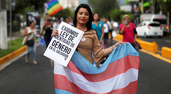 El Salvador se niega a reconocer la identidad a personas trans, según informe