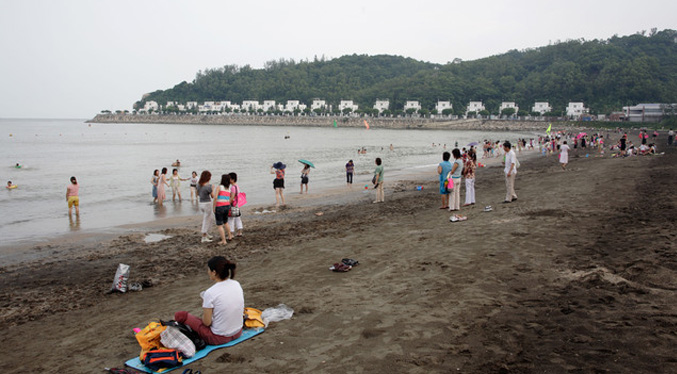 Macao, golpeado por el covid, reabre playas pero prohíbe nadar