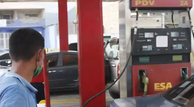 Polémica por el costo de la gasolina en pesos