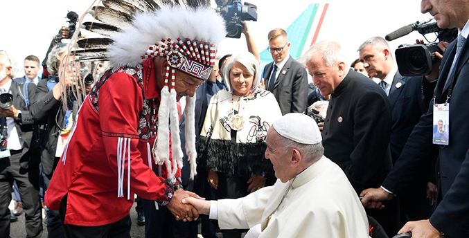 El papa Francisco recibe en Canadá la bienvenida de los indígenas (+ Video)