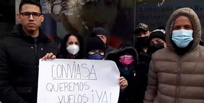 Pasajeros de Conviasa varados en Argentina protestaron frente a la Embajada