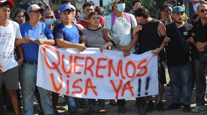 Migrantes, entre ellos venezolanos, protestan por permisos temporales en México