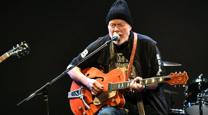 Rockero canadiense encuentra la guitarra robada hace 46 años