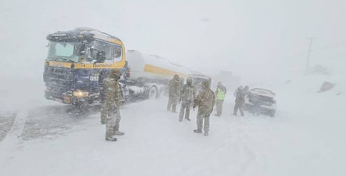 Temporal de nieve deja varados a cientos de vehículos en Andes argentinos
