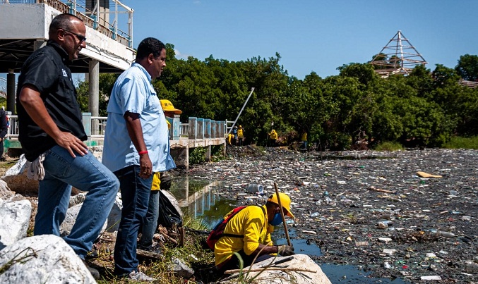 Alcaldía de Maracaibo retira más de 1,7 toneladas de desechos plásticos de las riberas del lago
