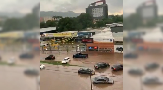 La Gran Valencia colapsa tras fuerte aguacero este martes