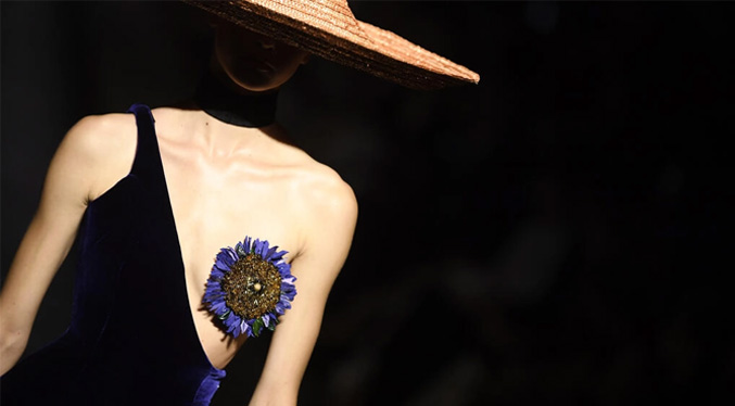 Teatral y provocador, el desfile Schiaparelli abre la semana de la alta costura en París