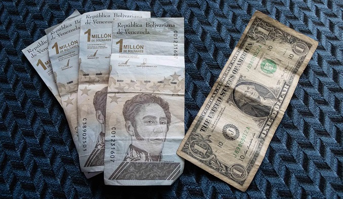 El bolívar se devalúa un 6 % frente al dólar en un mes