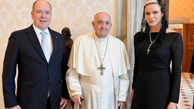 Papa Francisco recibe a Alberto y Charlene de Mónaco en el Vaticano
