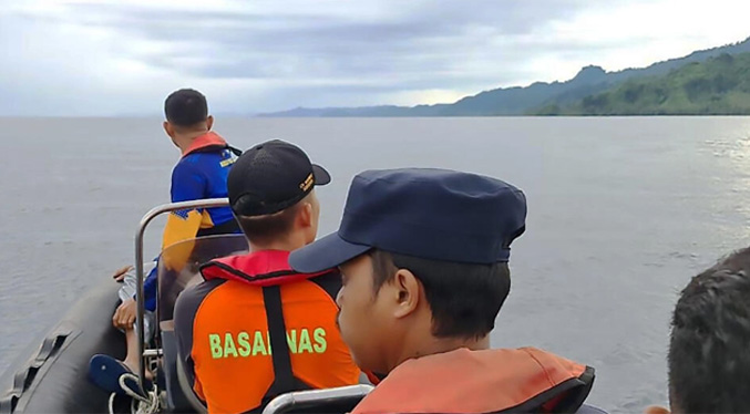 Trece desaparecidos tras naufragio de ferri en Indonesia