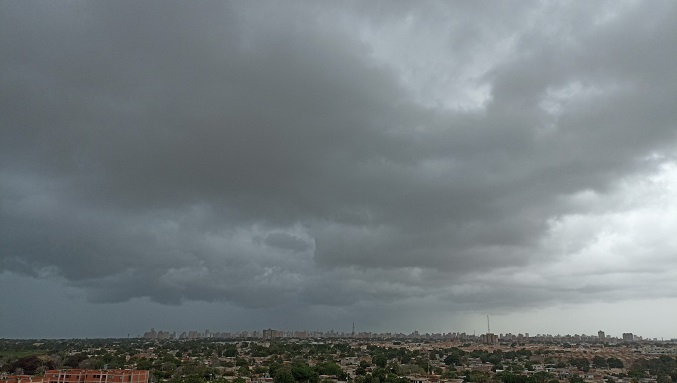 Una lluvia con fuertes vientos se registra la tarde de este domingo en Maracaibo