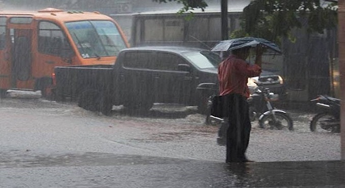 Onda Tropical 15 origina lluvias con descargas eléctricas en gran parte del país