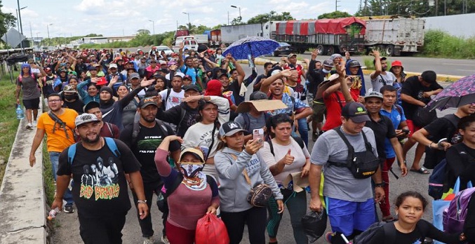 Dos nuevas caravanas encabezadas por migrantes venezolanos parten de México