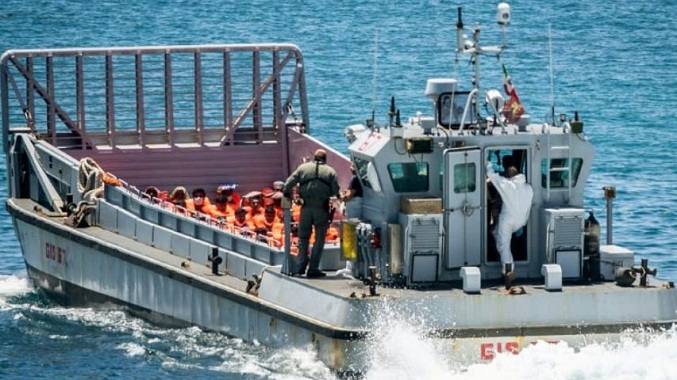 Más de mil migrantes esperan en tres barcos humanitarios en el Mediterráneo