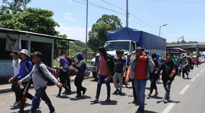 Migrantes entre ellos venezolanos están instalados frente a la aduana del sur de México