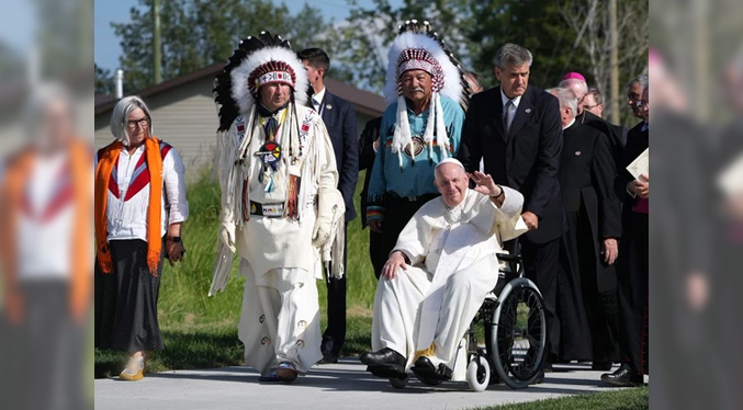 Indígenas de Canadá piden reparaciones tras disculpa del papa Francisco