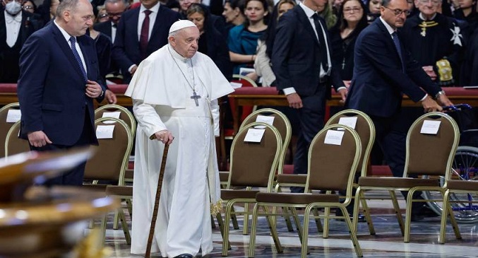 Suspenden audiencias generales del Papa en julio por dolencia en la rodilla