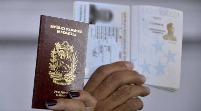 Anuncian entrega de pasaportes y prórrogas a venezolanos en Ecuador