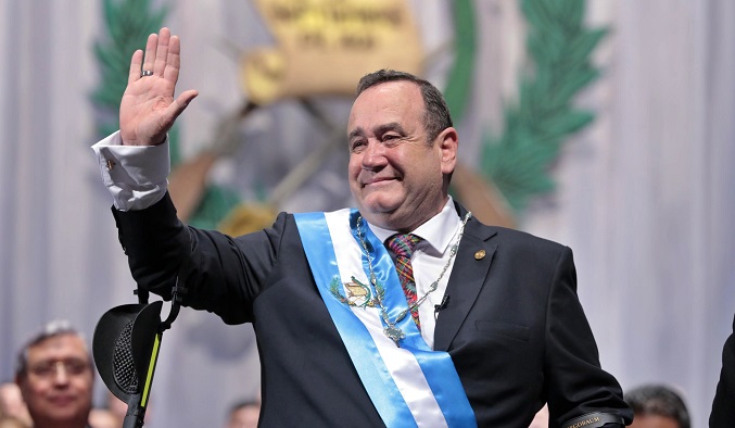 Presidente de Guatemala sale ileso de disparos a su comitiva