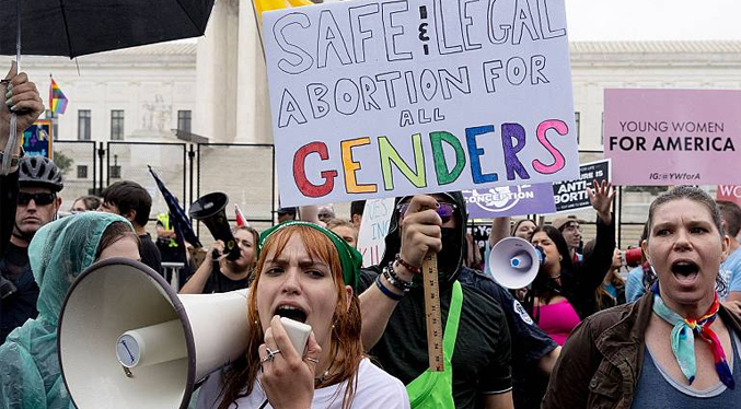 Cientos de personas marchan hasta la Casa Blanca por el aborto
