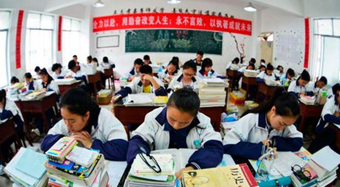 China distribuye bolígrafos inteligentes a sus alumnos para para monitorear la toma de apuntes