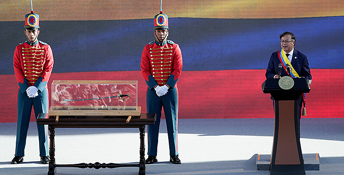 Militares colombianos llevan la espada de Bolívar a la toma de posesión de Petro