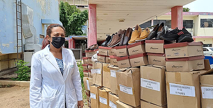 Ministerio para Salud entrega al Hospital General del Sur más de mil pares de calzados para sus trabajadores