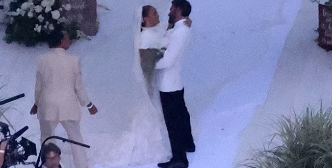 Ben Affleck y Jennifer López celebran boda con familia y celebridades