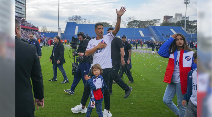 Luis Suárez recibe baño de masas al regresar a Uruguay