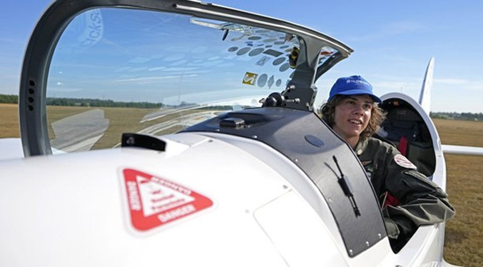 Adolescente rompe récord mundial al dar la vuelta al mundo solo en un avión