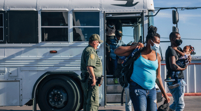 Texas impone acuerdo de confidencialidad a los autobuses que trasladan migrantes