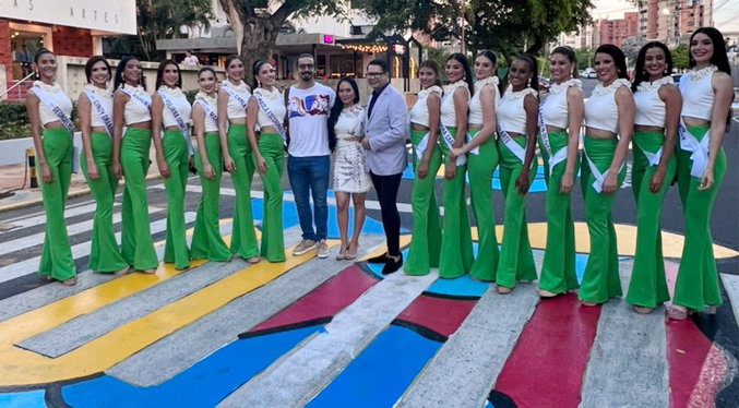 Candidatas del Miss Zulia llenan de color el Bellas Artes con un mural de 40 metros