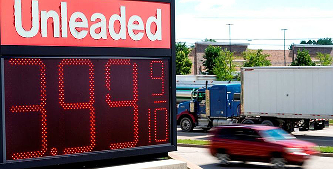 Precio del galón de gasolina en EEUU cae por debajo de 4 dólares