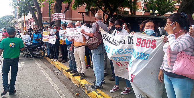 Docentes y gremio de la salud protestan por mejores reivindicaciones laborales