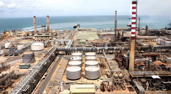 Reuters: Segunda refinería más grande de Venezuela reanuda producción de gasolina