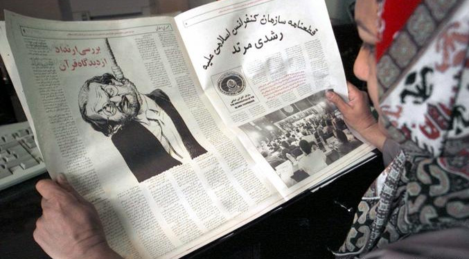 Irán culpa a Salman Rushdie del ataque en su contra y rechaza lazos con el atacante