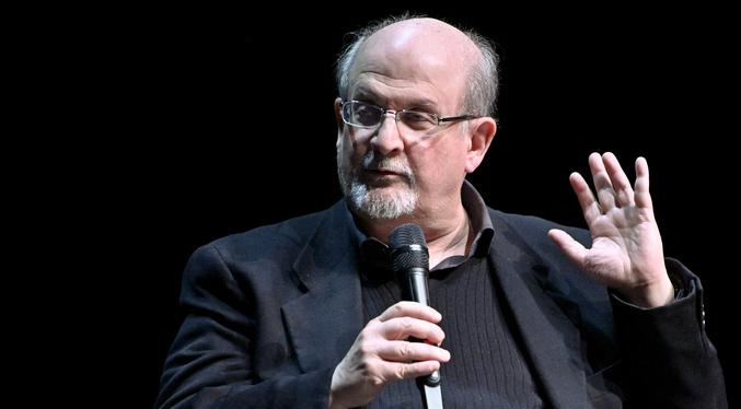 Salman Rushdie está con respiración artificial y podría perder un ojo