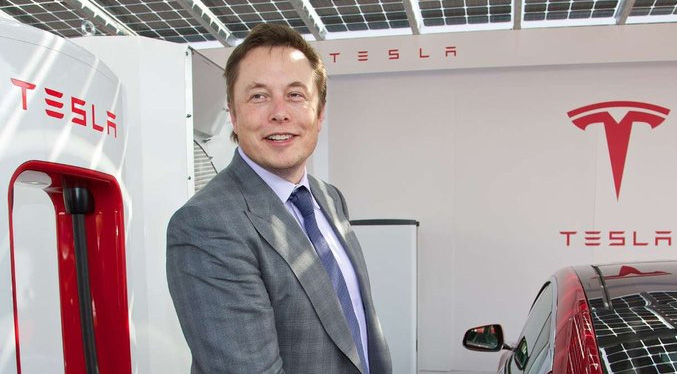 Elon Musk vende acciones de Tesla otra vez