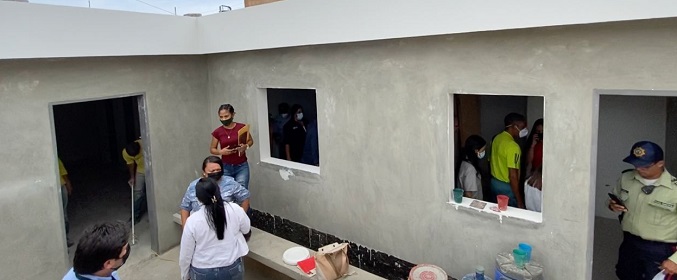 Alcaldía de Maracaibo muestra avances en la construcción de baños para el Mercado Curva de Molina