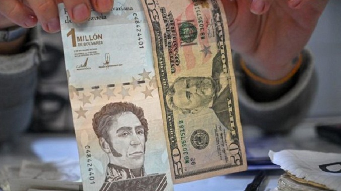 El bolívar se devalúa un 10 % frente al dólar en un día