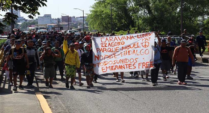 Caravana de migrantes avanza entre denuncias de robos en México