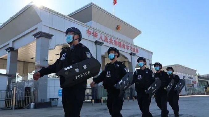 Hombre mata a tres personas y hiere a seis en una guardería de China