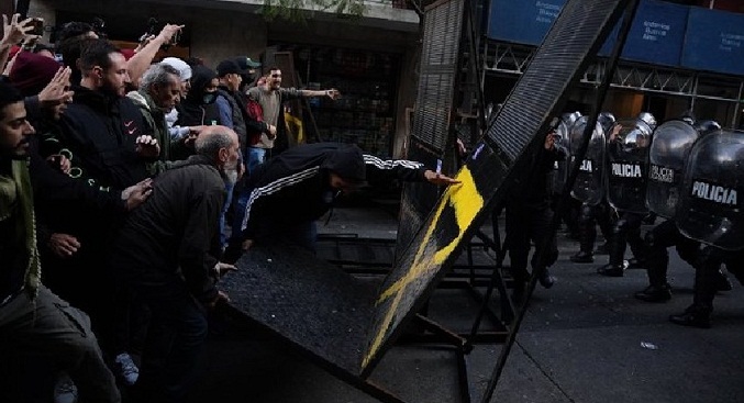Disturbios entre manifestantes y policía frente a vivienda de Cristina Kirchner