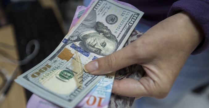 Dólar paralelo cierra «agosto negro» con alza de 36,5 % pero retrocede a 8,15 bolívares