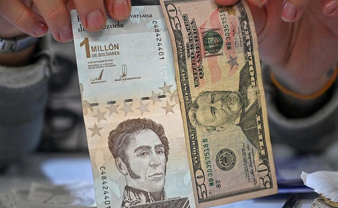 El bolívar se devalúa un 6 % frente al dólar en el último mes