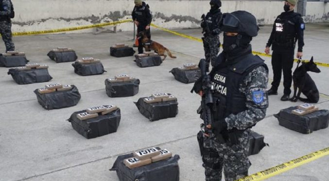 Dos policías entre cinco detenidos en una investigación por narcotráfico en Ecuador