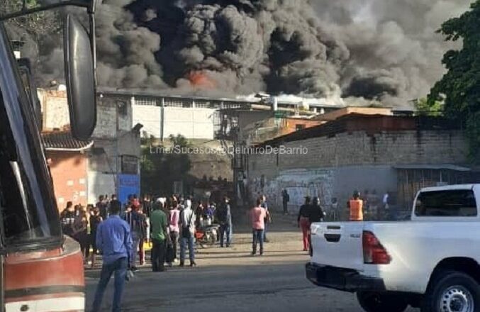Bomberos combaten incendio en el depósito del IVSS de Antímano, al oeste de Caracas